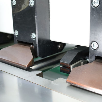 Découpeuse verticale V automatique du voyage aller-retour V cannelant la machine avec deux supports d'outil